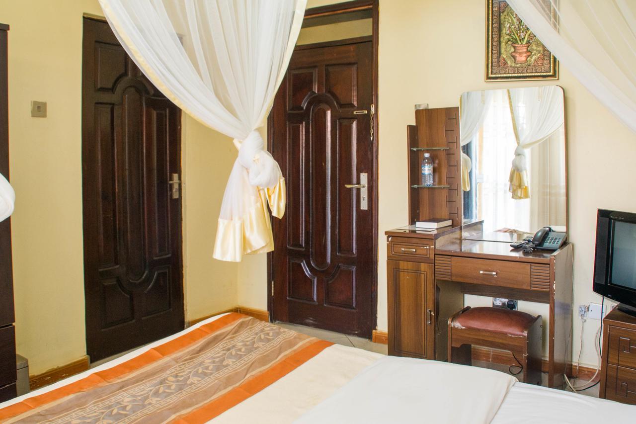 Desert Breeze Hotel Arua Экстерьер фото